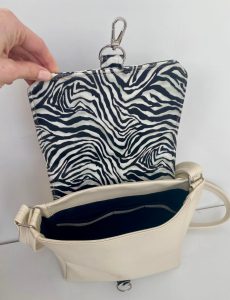 Torbica 23 bež-zebra notranjost