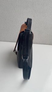 Torbica 23 črno-rjava iz strani